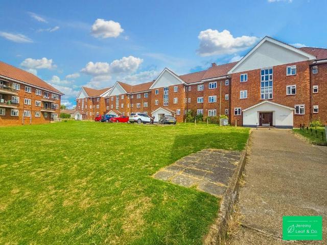 Flat for sale in Finchley, Greater London