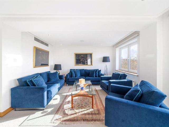 Flat for sale in Mayfair, Greater London