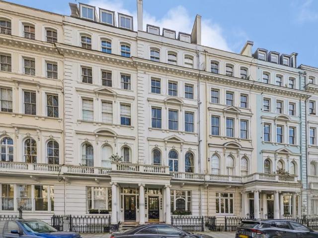 Flat for sale in South Kensington, Greater London