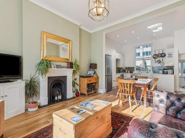 Flat for sale in Hammersmith, Greater London