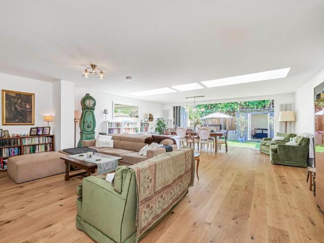 Flat for sale in Streatham Hill, Greater London