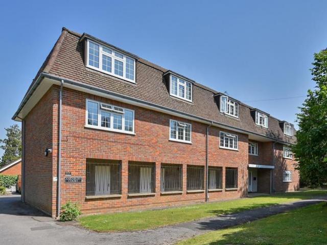 Flat for sale in Hatching Green, Five Acres