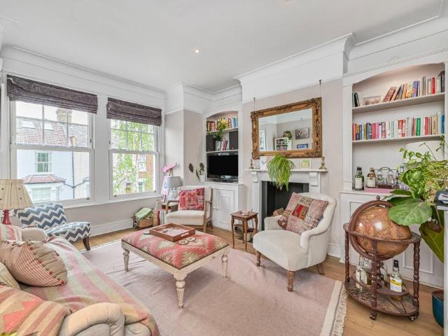 Flat for sale in Summerstown, Greater London
