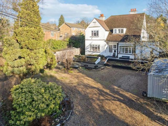 Flat for sale in Chalfont St. Peter, Denham