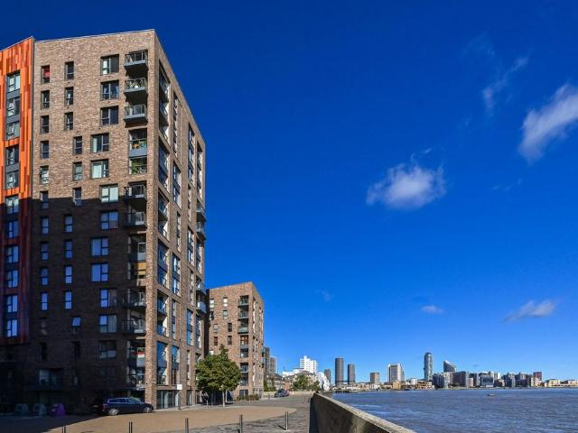 Flat for sale in Cubitt Town, Greater London