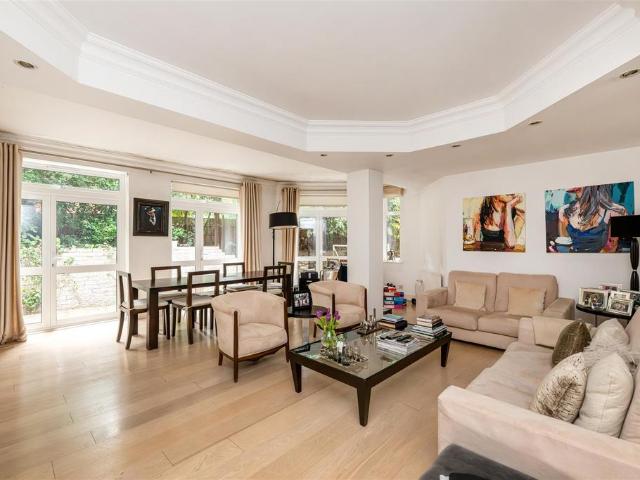Flat for sale in West Hampstead, Greater London