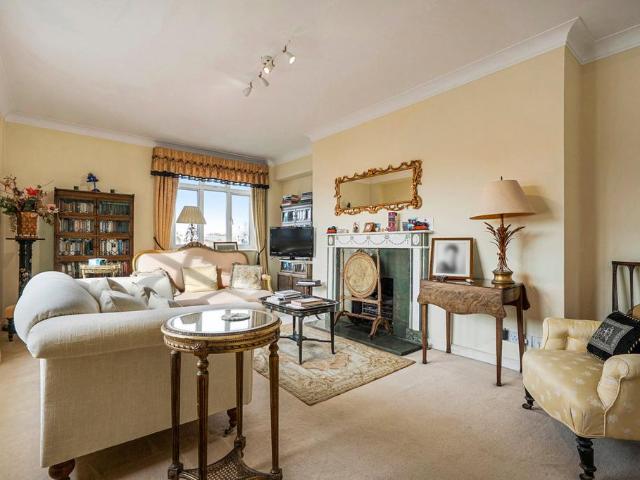 Flat for sale in Royal Borough of Kensington and Chelsea, Greater London