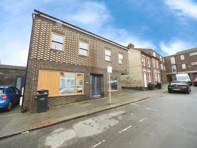 Flat for sale in Spring Park, Luton