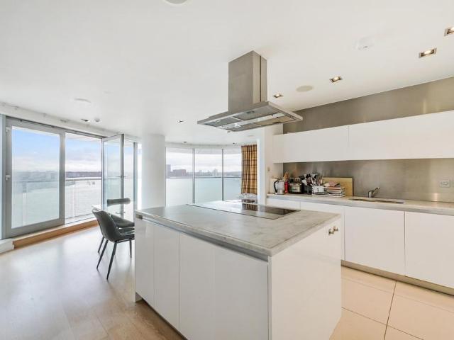 Flat for sale in Greenwich Peninsula, Greater London