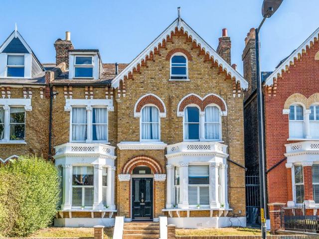Flat for sale in Nunhead, Greater London