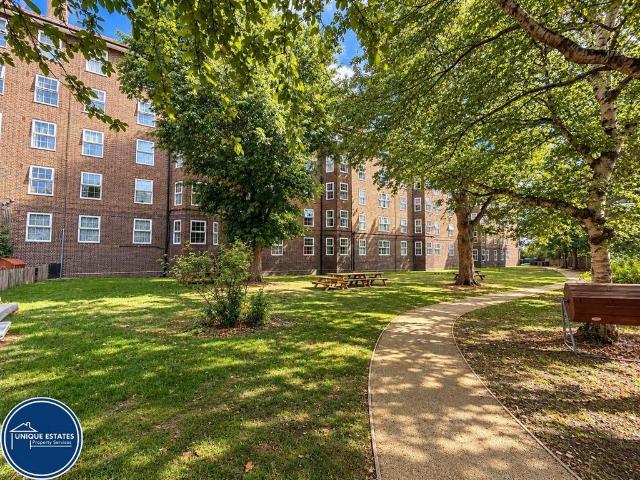 Flat for sale in Stoke Newington, Greater London