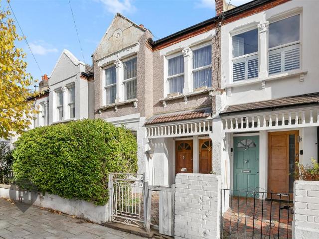 Flat for sale in London Borough of Wandsworth, Greater London