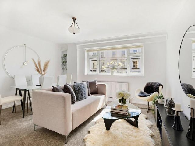 Flat for sale in Pimlico, Greater London