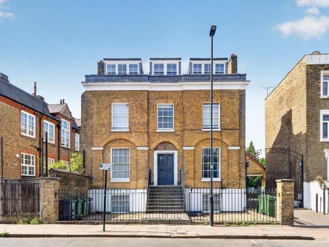 Flat for sale in Stockwell, Greater London