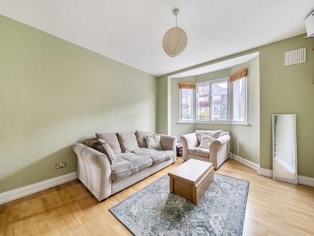 Flat for sale in Wandsworth, Greater London