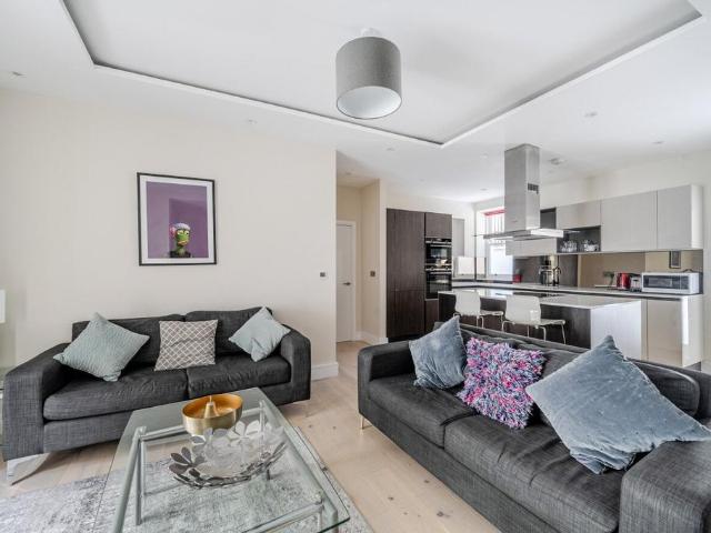 Flat for sale in Surbiton, Greater London