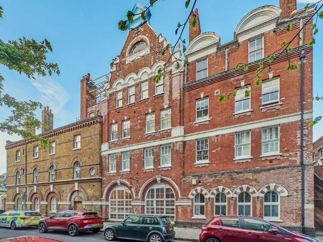 Flat for sale in Kennington, Greater London