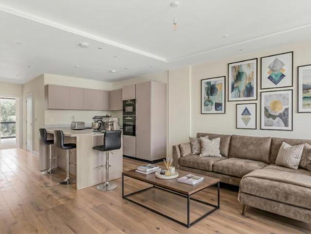 Flat for sale in London Borough of Ealing, Greater London