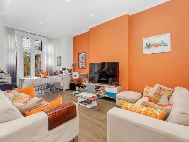Flat for sale in Cricklewood, Greater London