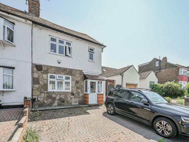Flat for sale in Chingford, Greater London