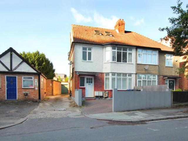 Flat for sale in London Borough of Ealing, Greater London