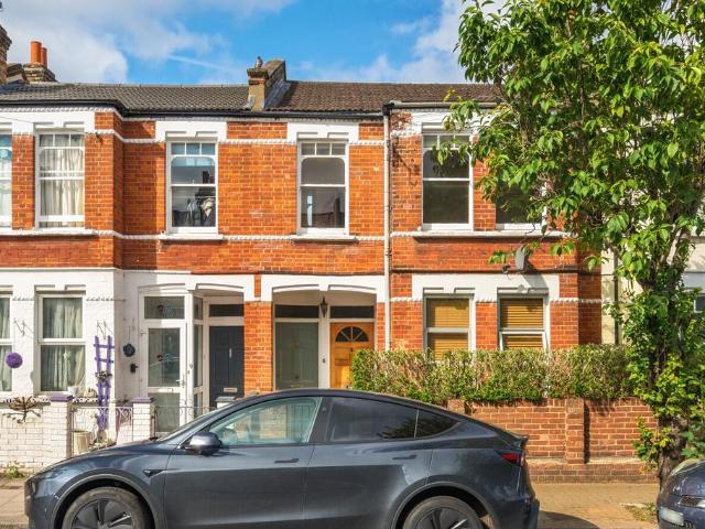 Flat for sale in Furzedown, Greater London