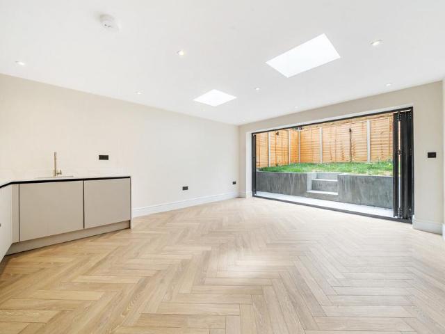 Flat for sale in London Borough of Lewisham, Cat Hill