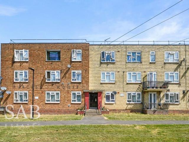 Flat for sale in London Borough of Ealing, Greenford