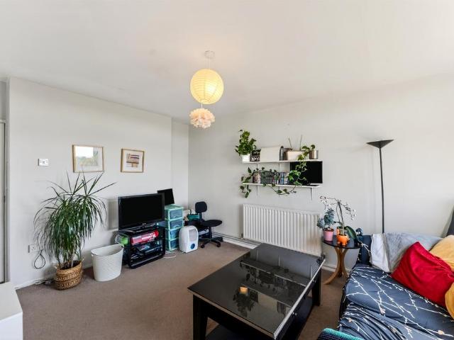Flat for sale in Southfields, Greater London