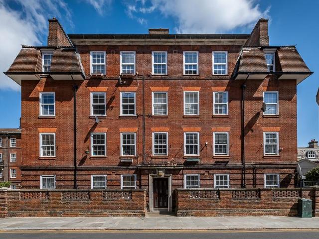 Flat for sale in Brompton, Greater London