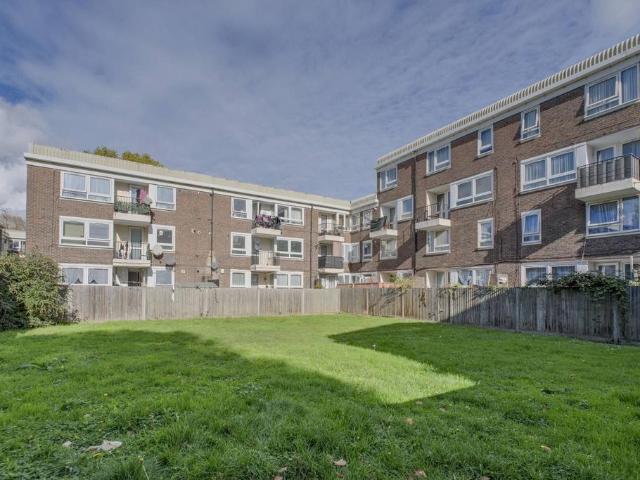 Flat for sale in Bromley-by-Bow, Poplar Grove