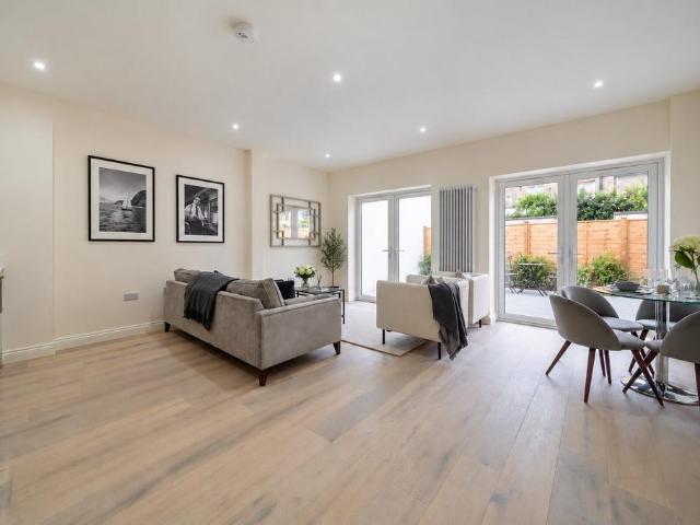 Flat for sale in London Borough of Wandsworth, Greater London