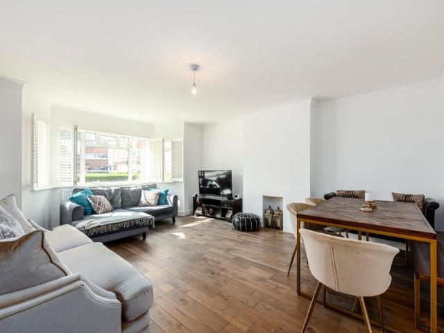 Flat for sale in London Borough of Richmond upon Thames, Greater London
