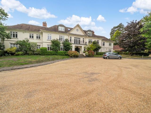 Flat for sale in Sunningdale, Windsor and Maidenhead