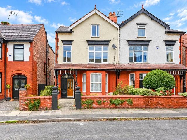 Flat for sale in Crosby, Sefton