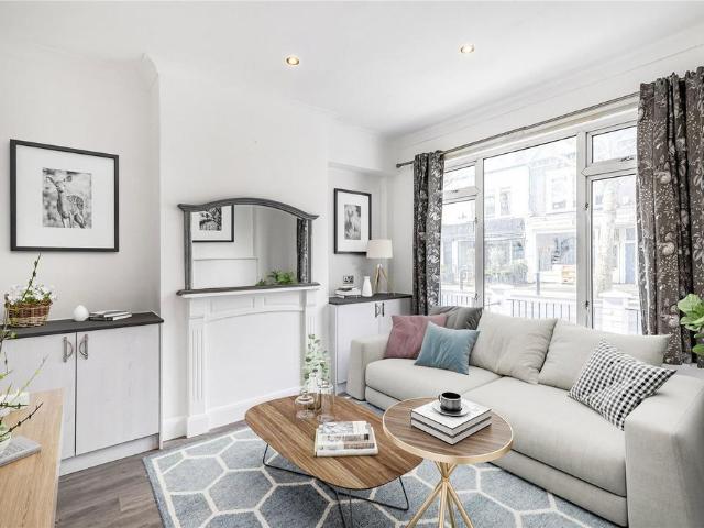 Flat for sale in Fulham, Sands End