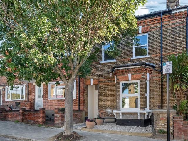 Flat for sale in Tulse Hill, Greater London