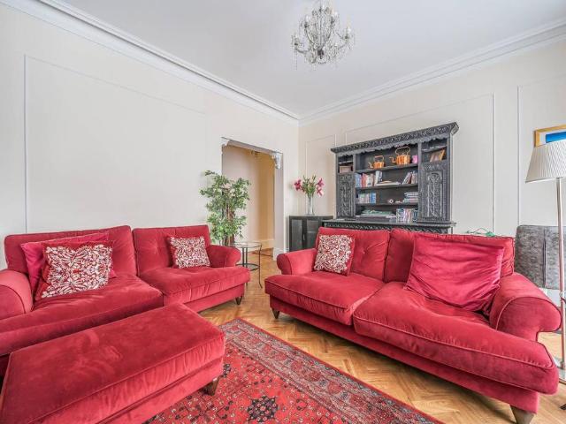Flat for sale in Victoria, Greater London