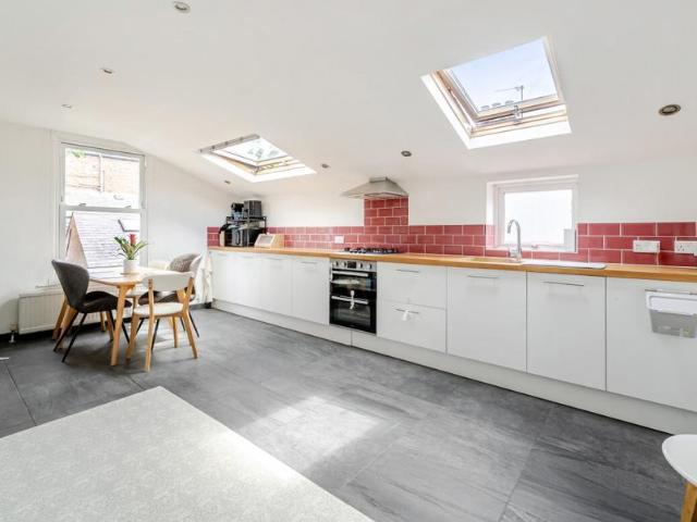 Flat for sale in Streatham, Greater London