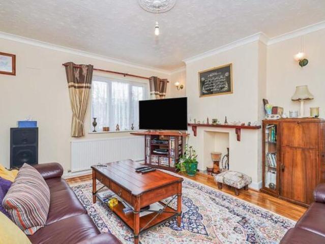 Flat for sale in London Borough of Hounslow, Greater London