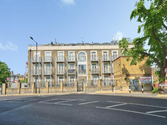 Flat for sale in Upton, Greater London
