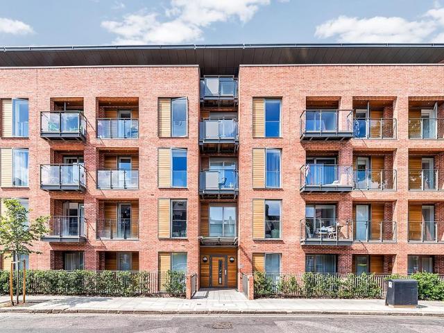Flat for sale in Kilburn, Greater London