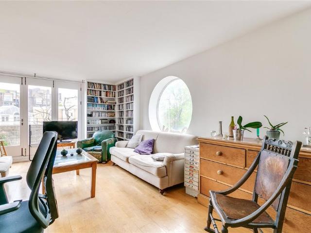 Flat for sale in Battersea, Greater London