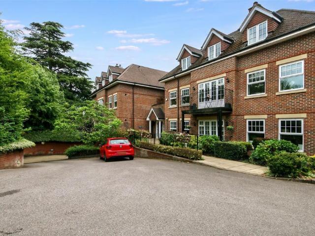 Flat for sale in Radlett, Hertfordshire