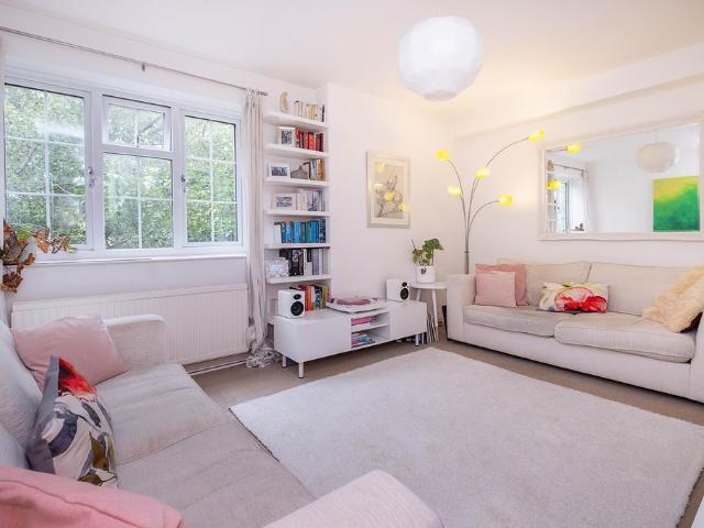 Flat for sale in Earlsfield, Greater London
