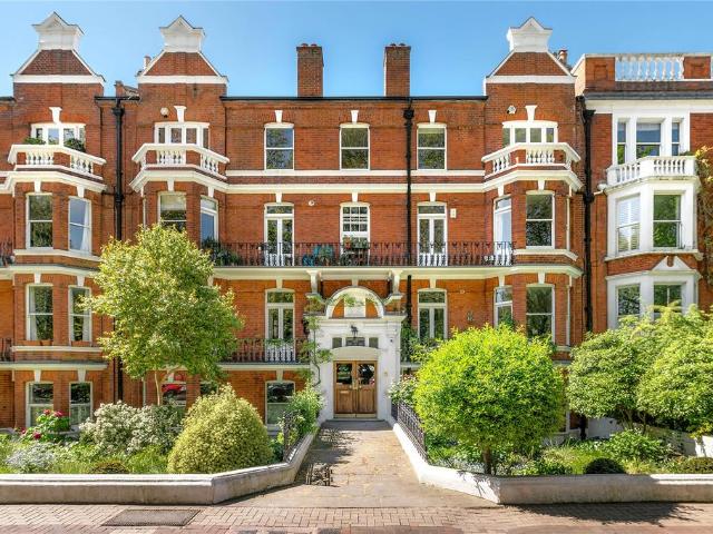 Flat for sale in Battersea, Greater London