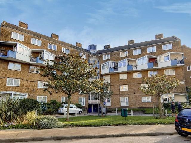 Flat for sale in Walworth, Greater London