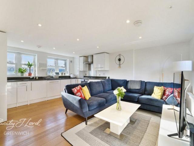 Flat for sale in Greenwich Town Centre, Greater London