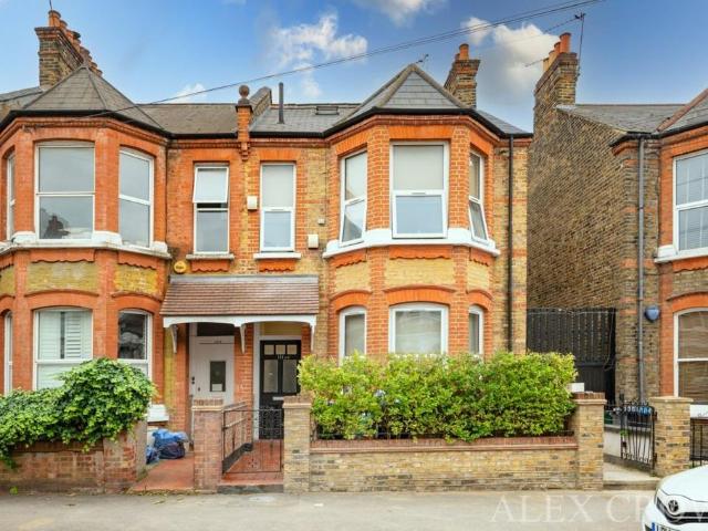 Flat for sale in Harlesden, Greater London