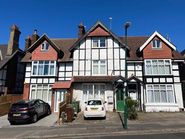 Flat for sale in Carshalton Beeches, Greater London
